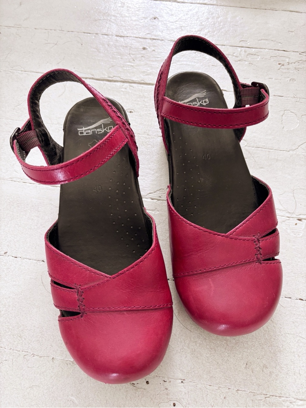 Dansko Maeve Red Leather Mary Jane Clogs Size 40 EUC - Picture 2 of 10
